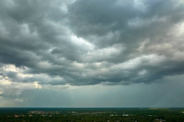 Kasaba üzerinde sağanak fırtınadan önce fırtınalı gökyüzünde oluşan kara uğursuz bulutların manzarası..