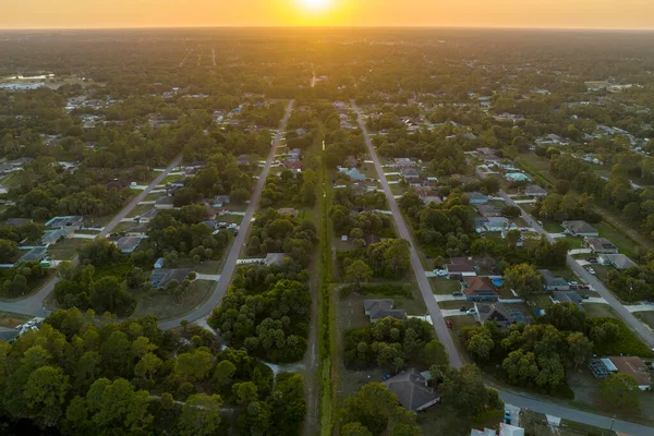 Florida sakin yerleşim bölgesinde yeşil palmiye ağaçları arasında özel evleri olan banliyö manzarası.