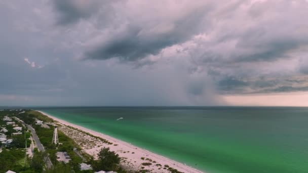 郊外付近の海水よりも大雨の時期に暗い空に形成される暗い嵐の雲 — ストック動画