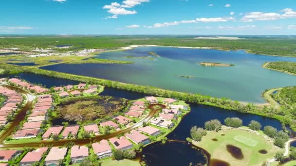 Florida Yerleşim Bölgesindeki Ian Kasırgasından Sonra Evlerin Etrafını Basmış Doğal — Stok video