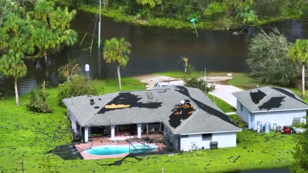 Ouragan Ian Détruit Une Maison Avec Toit Endommagé Une Clôture — Video