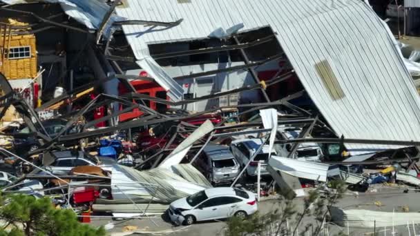 Huracán Ian Destruyó Edificio Industrial Con Autos Dañados Bajo Ruinas — Vídeos de Stock