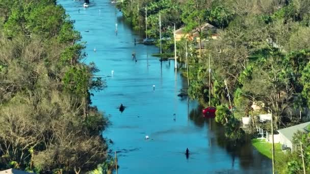 Ian Kasırgası Caddeyi Hareket Halindeki Arabalarla Florida Yerleşim Bölgesindeki Evleriyle — Stok video