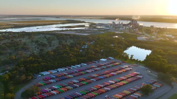Grote Vrachtcontainer Werf Met Veel Vrachtcontainers Grote Fabriek Fabrieksstructuur Productie — Stockvideo