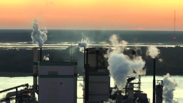 製造工程から煙を出す大規模な工場構造は 製造現場の大気汚染を増加させます 日没時の工業用地 — ストック動画