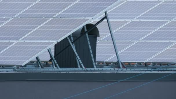 郊外の農村部できれいな生態系電気エネルギーの生産のための太陽光発電パネルで覆われた屋上の住宅 自律住宅の概念 — ストック動画