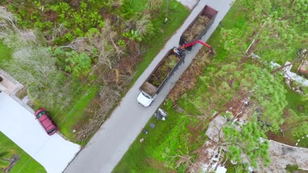 Вид Ураган Йен Специальный Мусоровоз Собирающий Обломки Деревьев Сельских Улиц — стоковое видео