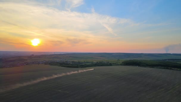 Traktorbesprutning Gödselmedel Med Bekämpningsmedel Mot Insekter Jordbruksmark Vid Solnedgången — Stockvideo