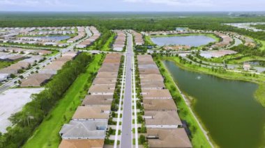 Güney Florida 'da kapalı yaşam kulüplerindeki yoğun konutların manzarası. Amerikan banliyölerinde emlak gelişimine örnek olarak Amerikan rüya evleri.