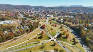 Asheville, Kuzey Carolina 'da sonbahar mevsiminde hızlı hareket eden araba ve kamyonlarla Amerikan otobanının kavşağını görüyoruz. ABD ulaştırma altyapı kavramı.