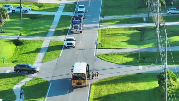 Luchtfoto Van Amerikaanse Gele Schoolbus Die Kinderen Oppikt Aan Stoep — Stockvideo