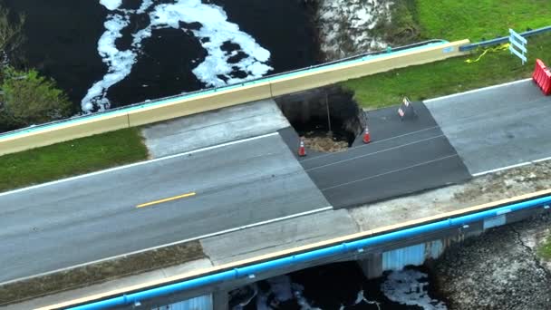 Вид Воздуха Поврежденный Автомобильный Мост Через Реку После Наводнения Смытого — стоковое видео