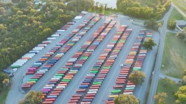 Yük konteynırlarının bulunduğu büyük kargo konteynırlarının hava manzarası. Uluslararası mal sevkiyatı.