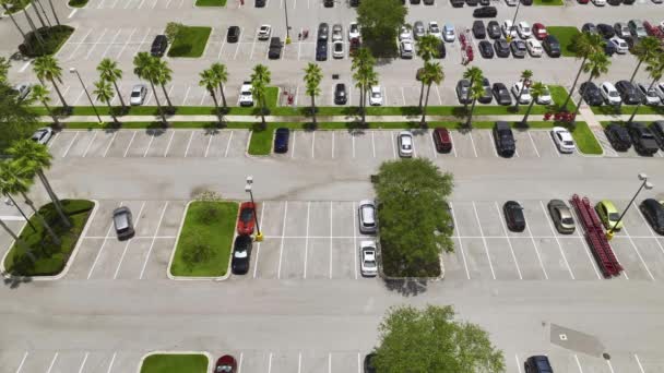 Luftfoto Mange Farverige Biler Parkeret Parkeringspladsen Med Linjer Markeringer Til – Stock-video