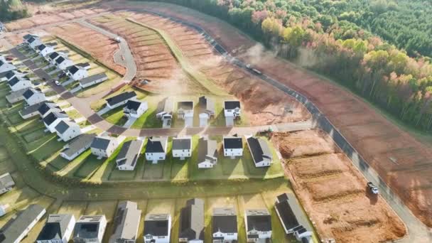 カロライナ州郊外に建設中のしっかりと配置された家族の家と不動産開発の空中ビュー アメリカの郊外の成長の概念 — ストック動画
