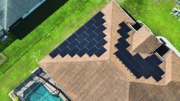 Widok Powietrza Regularnego Amerykańskiego Dachu Domu Niebieskimi Panelami Słonecznymi Fotowoltaicznymi — Wideo stockowe