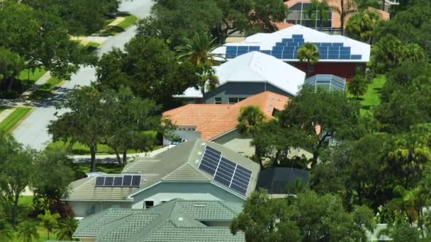 Widok Powietrza Regularnego Amerykańskiego Dachu Domu Niebieskimi Panelami Słonecznymi Fotowoltaicznymi — Wideo stockowe