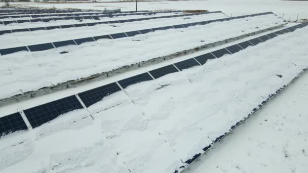 Vista Aérea Planta Energía Eléctrica Sostenible Cubierta Nieve Con Muchas — Vídeos de Stock