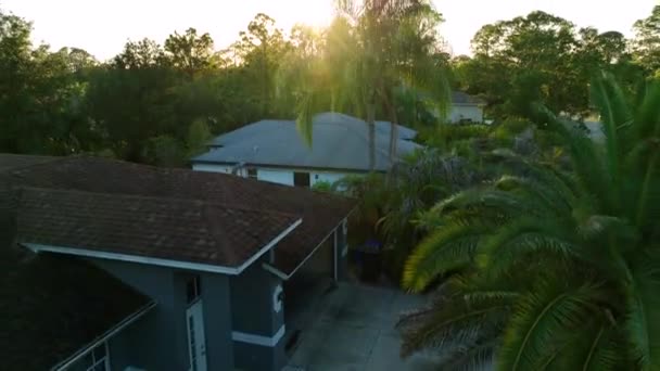 Luchtfoto Van Voorstad Landschap Met Prive Woningen Tussen Groene Palmbomen — Stockvideo