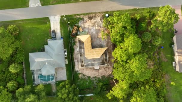 Aerial View Suburban Private House Wit Wooden Roof Frame Construction — Vídeos de Stock