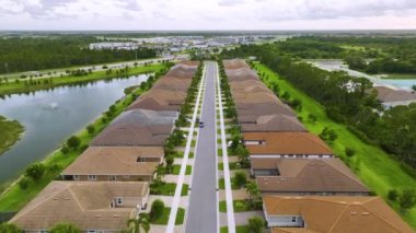 Florida 'nın kapalı banliyö bölgesindeki aile evlerinin havadan görüntüsü. Amerikan banliyölerinde gayrimenkul geliştirme. İnsansız hava aracı görüntüleri.