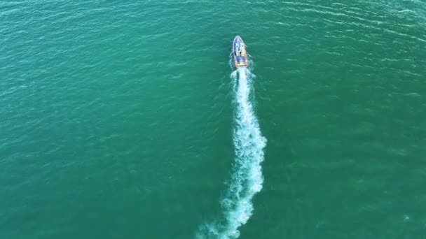 Widok Lotu Ptaka Biały Jacht Pływający Falach Morskich Powierzchnią Falującą — Wideo stockowe