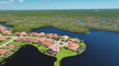 Florida yerleşim bölgesinde Ian kasırgası ile sel basmış evler. Doğal afetin sonuçları..