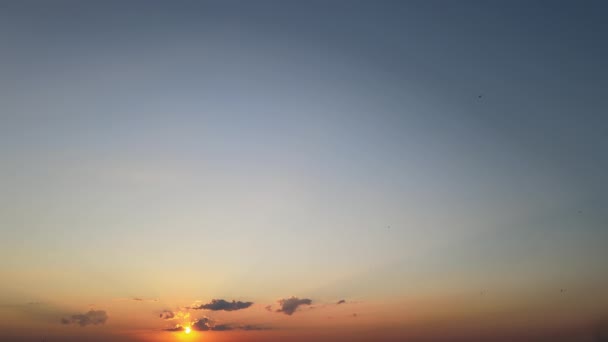 Strahlend Bunter Abendhimmel Mit Sonnenstrahlen Und Vogelscharen Die Gegen Die — Stockvideo