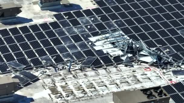 Afgebroken Fotovoltaïsche Zonnepanelen Vernietigd Door Orkaan Ian Winden Gemonteerd Industrieel — Stockvideo
