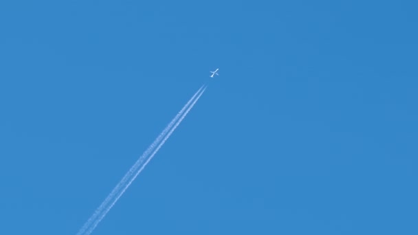 Aereo Reazione Passeggeri Distanti Che Volano Alta Quota Cielo Blu — Video Stock
