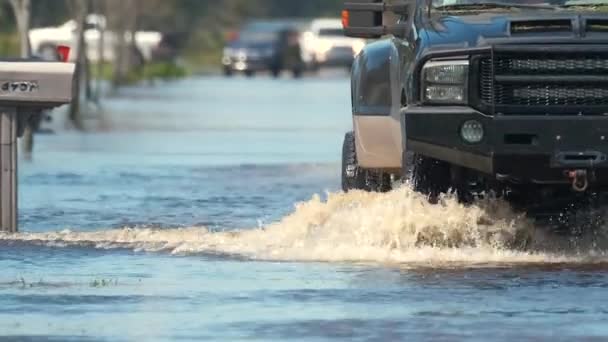 佛罗里达州住宅区的美国街道上挤满了流动的车辆 周围全是水 伊恩飓风的后果 — 图库视频影像