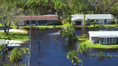 Florida yerleşim bölgesinde Ian kasırgası ile sel basmış evler. Doğal afetin sonuçları..