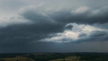 Kırsal alan üzerindeki fırtına sırasında gökyüzünde oluşan kara bulutların manzarası.
