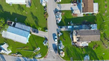 Florida gezici ev bölgesinde Ian kasırgasından sonra ciddi hasar görmüş evler. Doğal afetin sonuçları..