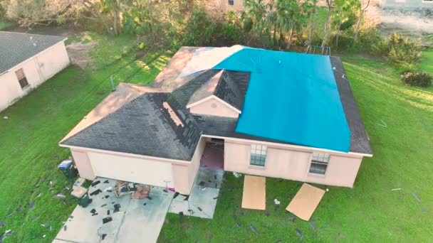 Vista Superior Telhado Casa Vazamento Coberto Com Lençóis Lona Proteção — Vídeo de Stock