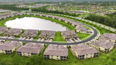 Güney Florida 'da kapalı yaşam kulüplerinde, yoğun bir şekilde inşa edilmiş konut havuzlarının manzarası. Amerikan banliyölerinde emlak gelişimine örnek olarak Amerikan rüya evleri.