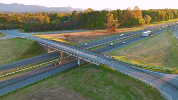 Vista Desde Arriba Concurrida Carretera Americana Con Tráfico Rápido Entre — Vídeo de stock