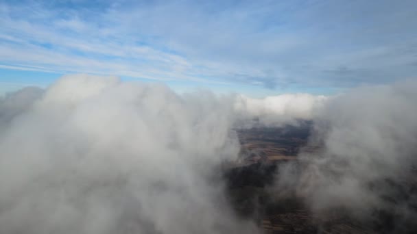 Flygfoto Från Hög Höjd Över Jorden Täckt Med Blåsiga Regniga — Stockvideo