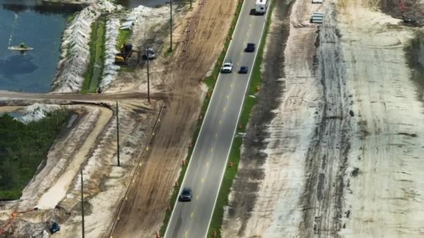 交通を移動する建設中のアメリカの高速道路の空中ビュー 道路インフラ整備 — ストック動画