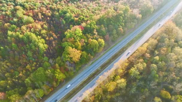 Вид Воздуха Оживленное Американское Шоссе Быстрым Движением Окружении Осенних Лесов — стоковое видео