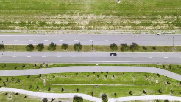 Luftaufnahme Einer Vielbefahrenen Amerikanischen Autobahn Mit Starkem Schnell Fließenden Verkehr — Stockvideo