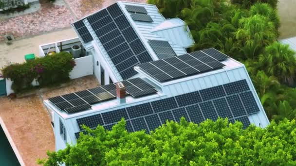 在空中俯瞰昂贵的美国家庭屋顶与蓝色太阳能光电面板生产清洁的生态电能 投资于可再生能源发电以赚取退休收入 — 图库视频影像