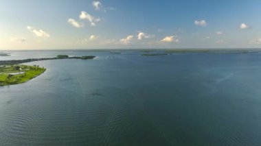 Florida 'nın güneybatısındaki Gasparilla Adası' nda küçük bir kasaba olan Boca Grande 'deki yeşil çimenli büyük goulf tarlasının havadan görüntüsü. Zengin insanlar için açık hava aktiviteleri.