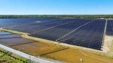 Temiz elektrik enerjisi üretmek için sıra sıra güneş fotovoltaik panelleri olan sürdürülebilir büyük elektrik santralinin havadan görünüşü. Sıfır emisyonlu yenilenebilir elektrik kavramı.