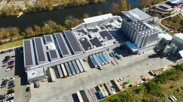Widok Powietrza Fotowoltaicznych Paneli Słonecznych Zamontowanych Dachu Budynku Przemysłowego Produkcji — Wideo stockowe