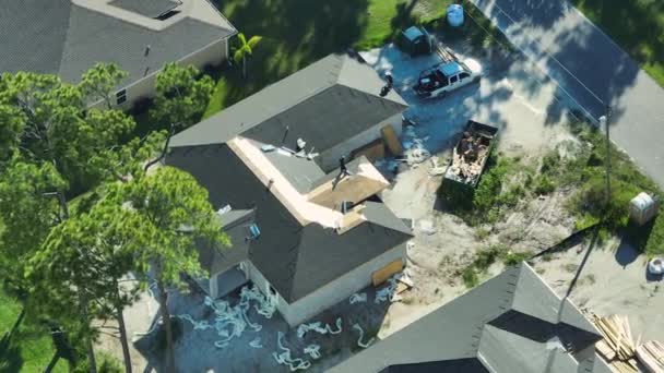 Özel Çatıyı Asfalt Kiremitlerle Kaplayan Profesyonel Işçilerin Hava Görüntüsü Florida — Stok video
