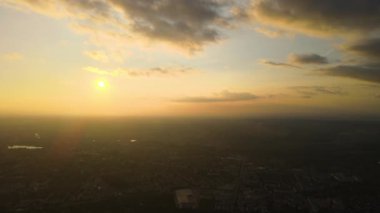 Gün batımında kırsal bölgedeki yerleşim yerlerinin hava görüntüsü.