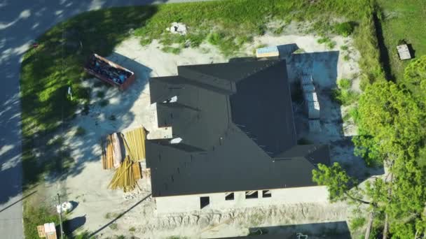 Luftaufnahme Eines Privaten Wohnhauses Mit Hölzerner Dachkonstruktion Und Bau Befindlichen — Stockvideo