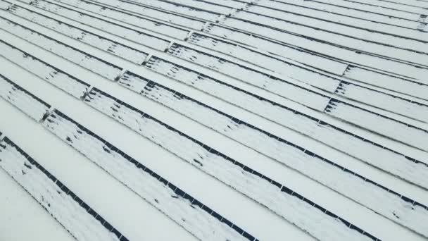 Аерофотозйомка Снігового Покриття Сталої Електростанції Багатьма Рядами Сонячних Фотоелектричних Панелей — стокове відео