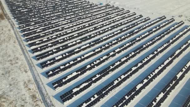 Aerial View Snow Melting Covered Solar Photovoltaic Panels Sustainable Electric — Αρχείο Βίντεο